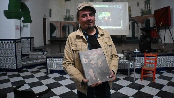 El autor del cómic con su libro