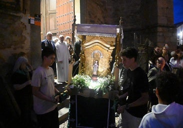 SAlida de la procesión desde el templo de La Candelaria