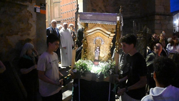 SAlida de la procesión desde el templo de La Candelaria