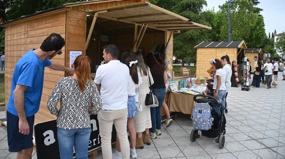 Ambiente en las casetas instaladas en la Plaza de España