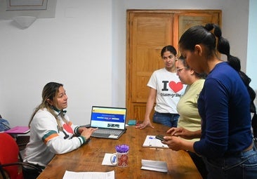 Algunas de las personas que se han informado durante la jornada
