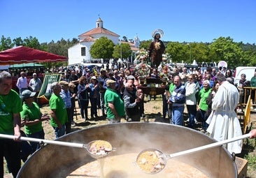 Bendición de la garbanzada durante la procesión de San Isidro