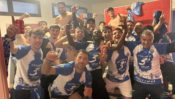 El equipo celebra la victoria en el vestuario