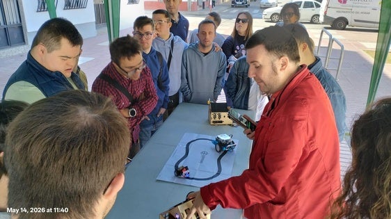 El responsable del Espacio Digital local durante una demostración