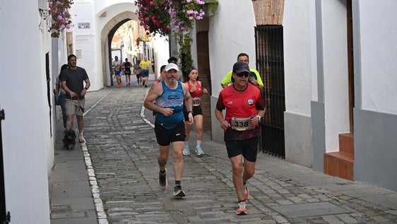 Alguns de los corredores a su paso por el Arco de Jerez