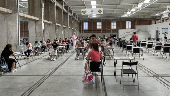 Algunos de los alumnos realizando las pruebas en un año anterior