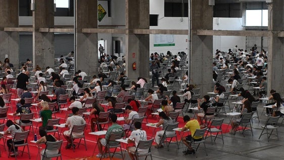 Los estudiantes en el Pabellón Felipe VI el primer día de las pruebas