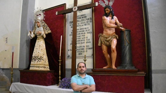 El nuevo hermano mayor ante las imágenes titulares de la hermandad