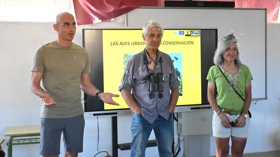Los escolares descubren la importancia de las aves urbanas en una iniciativa de educación ambiental
