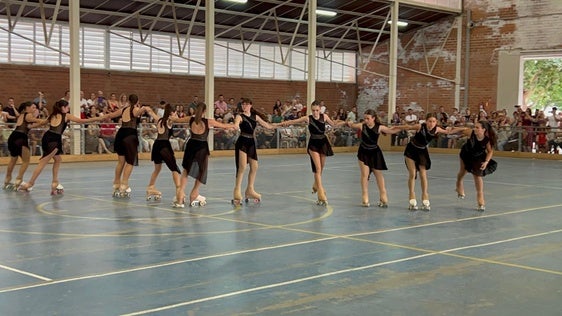 Unas 145 patinadoras del Club de Patinaje local ofrecieron su exhibición de fin de curso