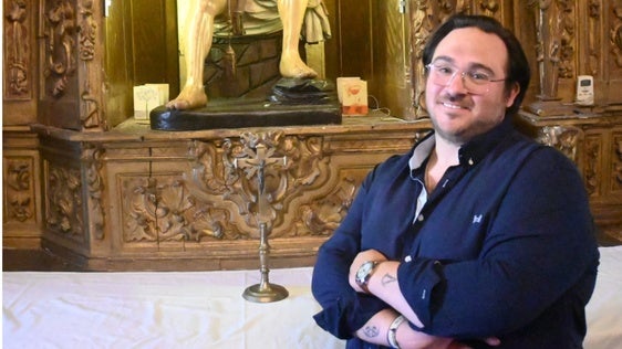 El nuevo hermano mayor ante la imagen titular de la hermandad