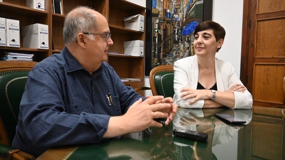 La pregonera junto al alcalde durante el anuncio