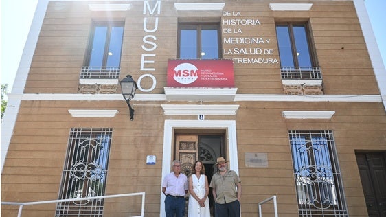 La actual directora junto al primer director y un el coordinador de los guías voluntarios