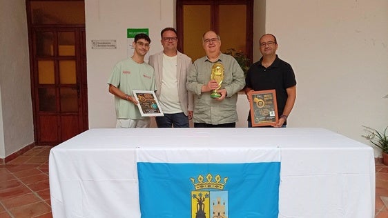 El alcalde y el concejal junto con el organizador de la exposición y el árbitro zafrense
