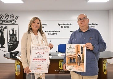 El alcalde y la directora de la Oficina de Turismo durante la presentación