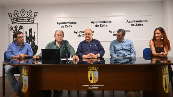 El jurado junto al alcalde durante el anuncio