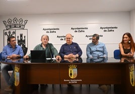 El jurado junto al alcalde durante el anuncio