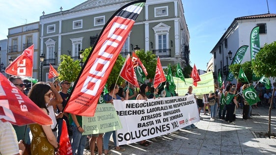 Los sindicatos vuelven a concentrarse para reclamar al equipo de Gobierno soluciones para la plantilla municipal