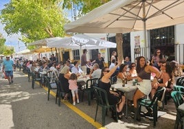 Clientes en las terrazas de la feria