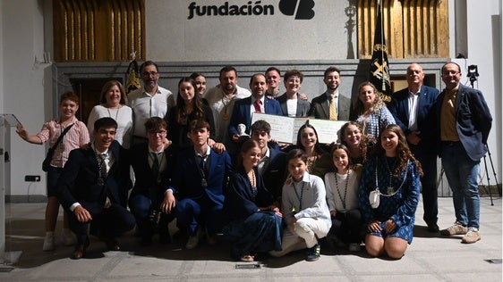 El grupo joven con sus galardonados en 2025