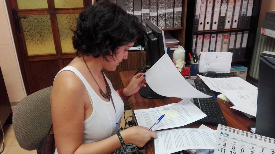 Alicia Bercinao firma el convenio /