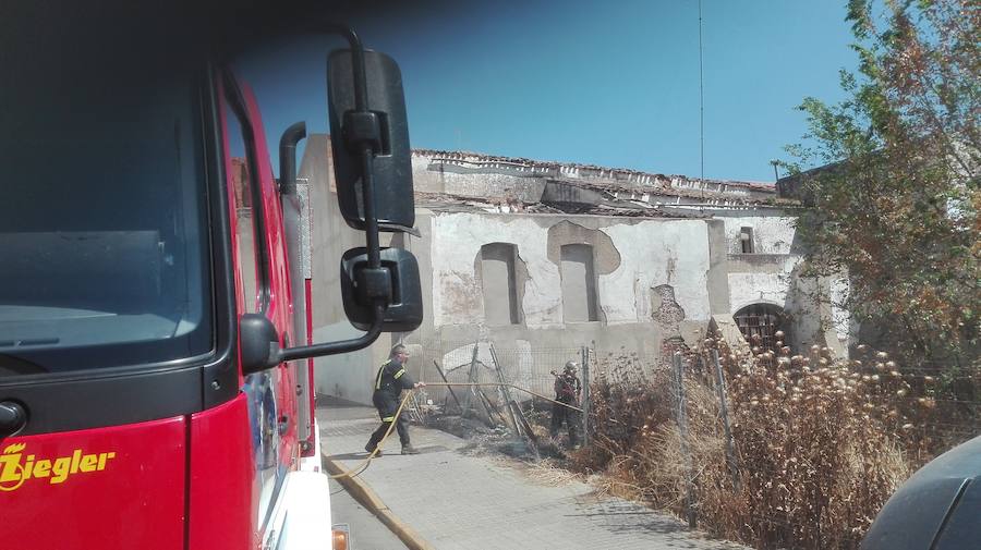 Los bomberos apagan el fuego / K.V