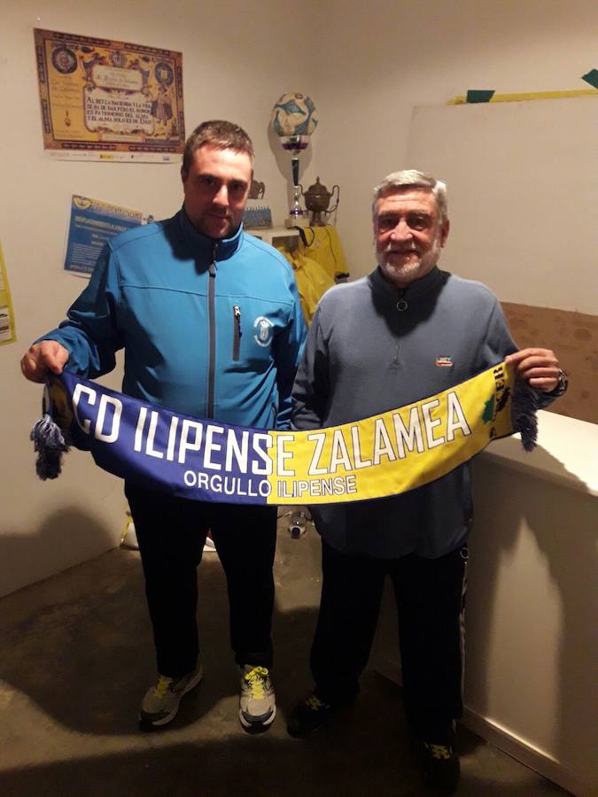 El presidente del club, Santiago Tamayo, en la presentaciónd del nuevo entrenador, José Calvente 