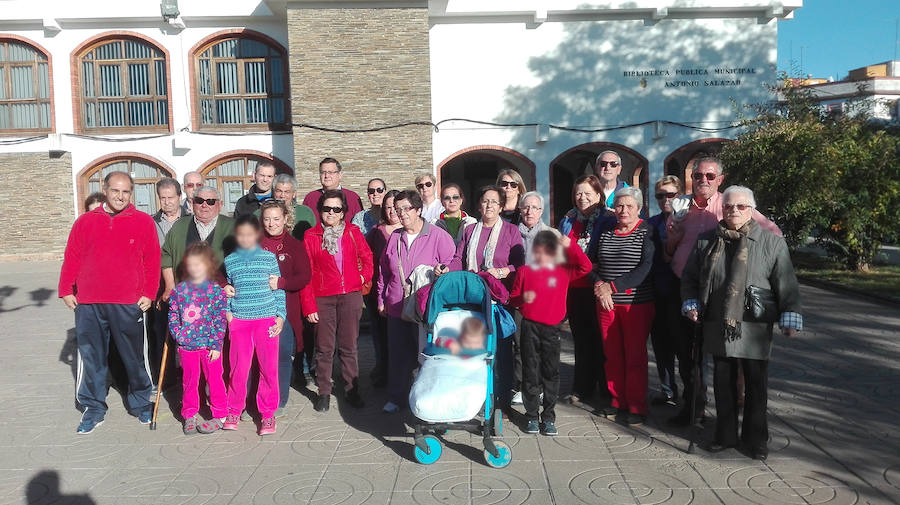 Asociados, amigos y familiares se reúnen en la caminata de la asociación 