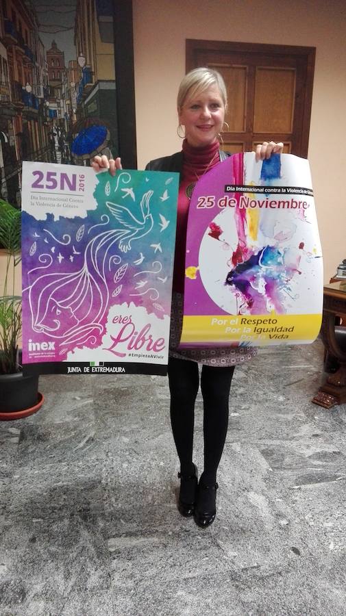 María del Carmen Cabello muestra los carteles del 25N I.R