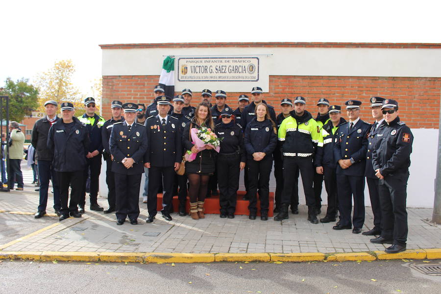 Compañeros y amigos posan con la viuda bajo la nueva placa 