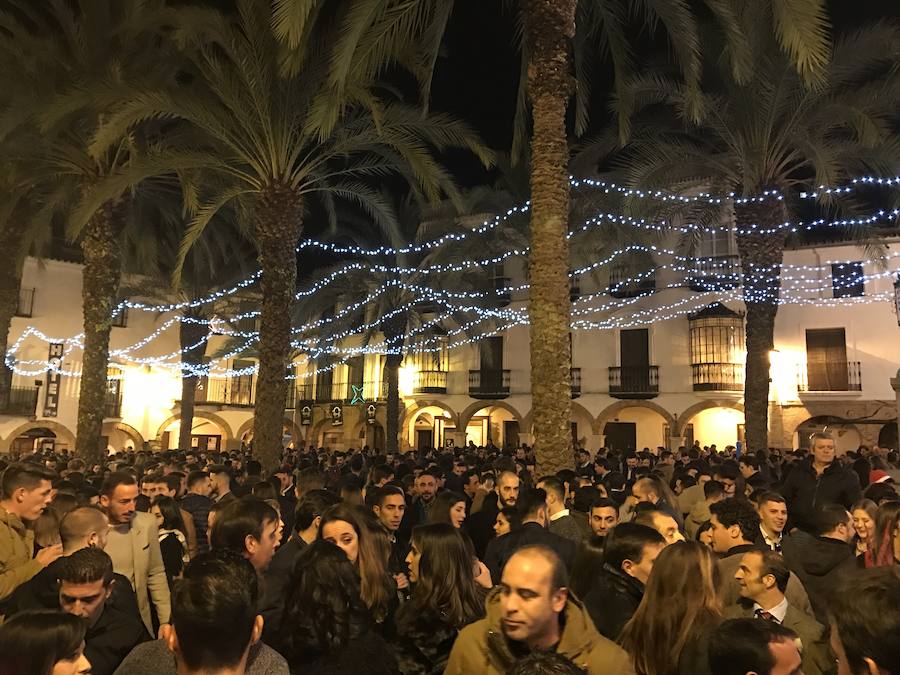 Más de 2.000 personas se reúnen en la plaza Grande por Nochebuena