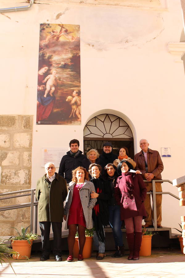 Voluntarios y director del museo en la entrada del mismo 