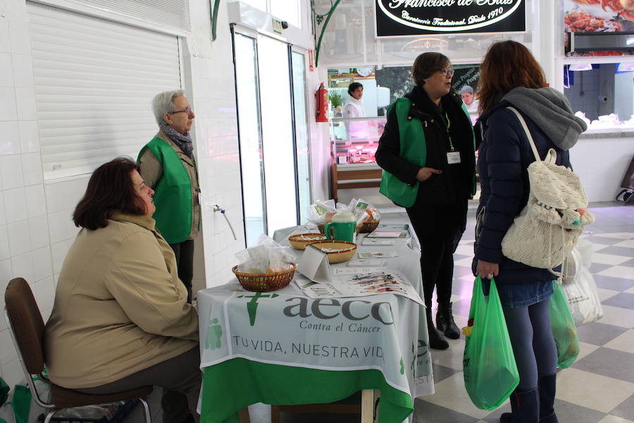 La AECC celebra su día de lucha con información y piezas de fruta