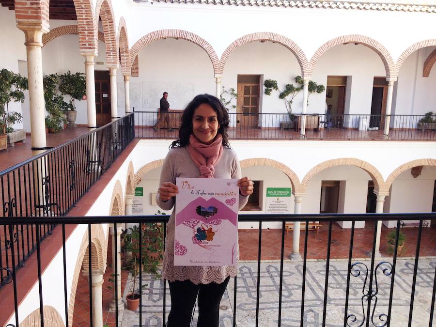 Rosa Monreal muestra el cartel anunciador de la acción 