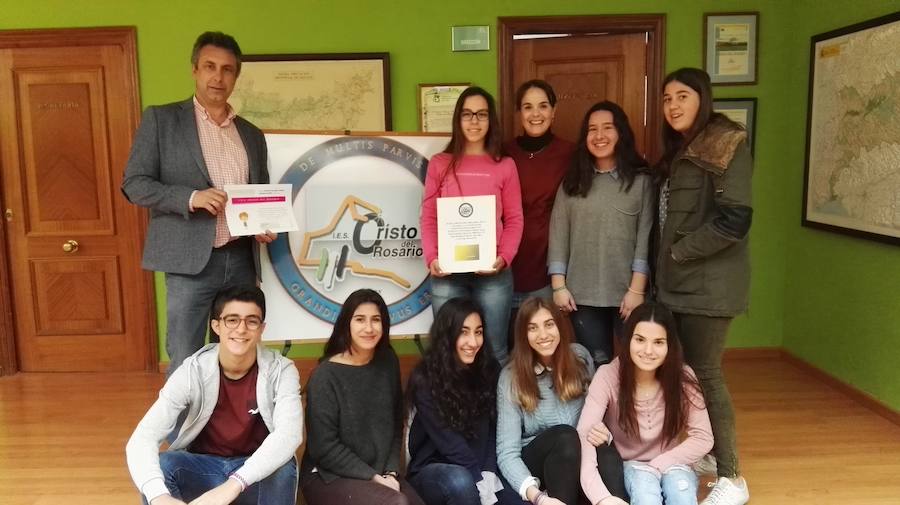 Alumnos del Instituto Cristo del Rosario donan 700 euros a Fundación Ícaro