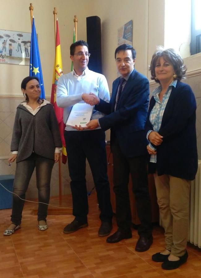 Macías, Delgado, Gumiel y Matamoros en la entrega del informe 