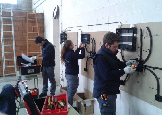 Alumnos de la especialidad de Electricidad 