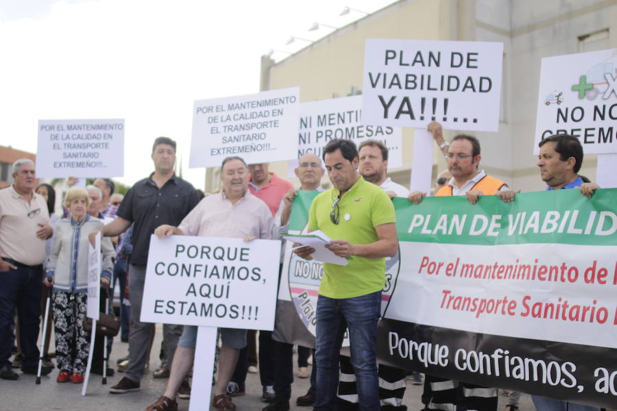 Más de 150 personas se concentran para pedir un plan de viabilidad del nuevo servicio de transporte sanitario
