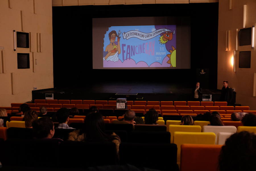 Un centenar de personas conocen la historia  de  'Tamara' en el teatro de Zafra