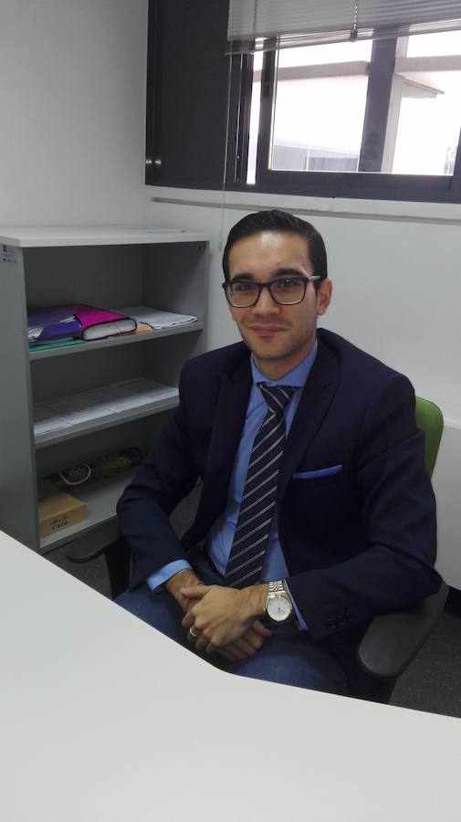 Pedro Díaz atiende a las familias