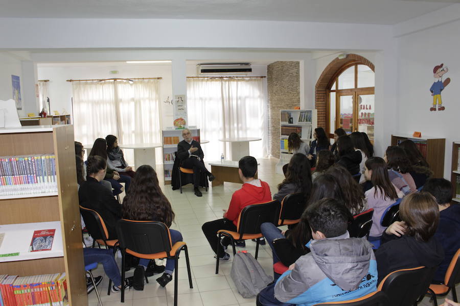 El autor ante los alumnos en la Bibliotca 