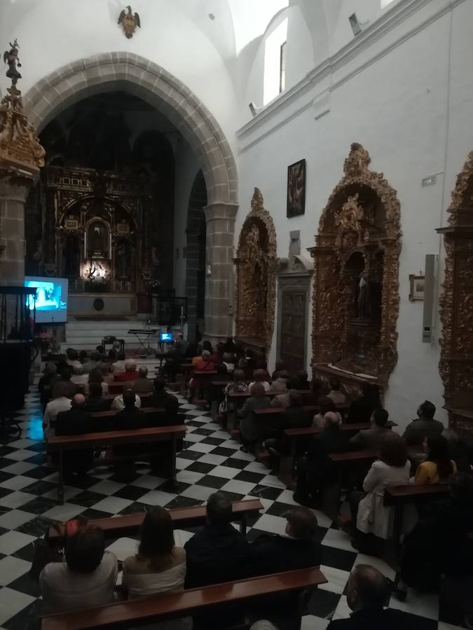 Los presentes escuchan las explicaciones de Rubio 