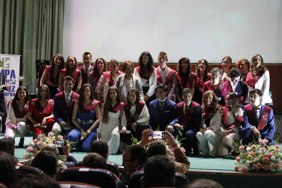 El I.E.S. Suárez de Figueroa celebró el acto de graduación de sus alumnos