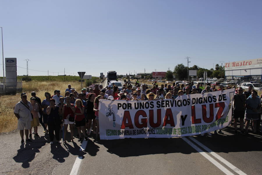 Movilización en la N-432 por los problemas de agua y luz en Puebla de Sancho Pérez