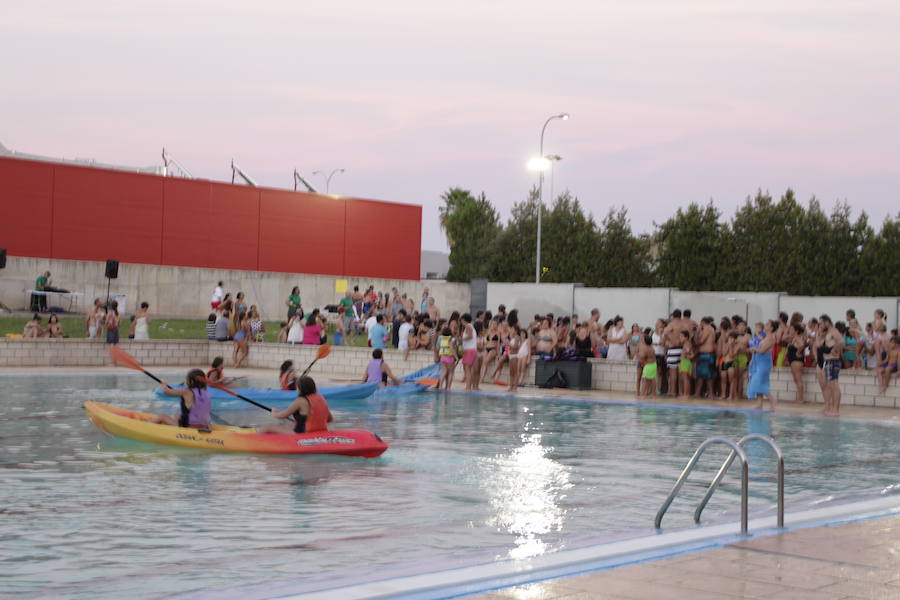 II Noche en Blanco en la piscina a beneficio de Cáritas y Zafra Solidaria