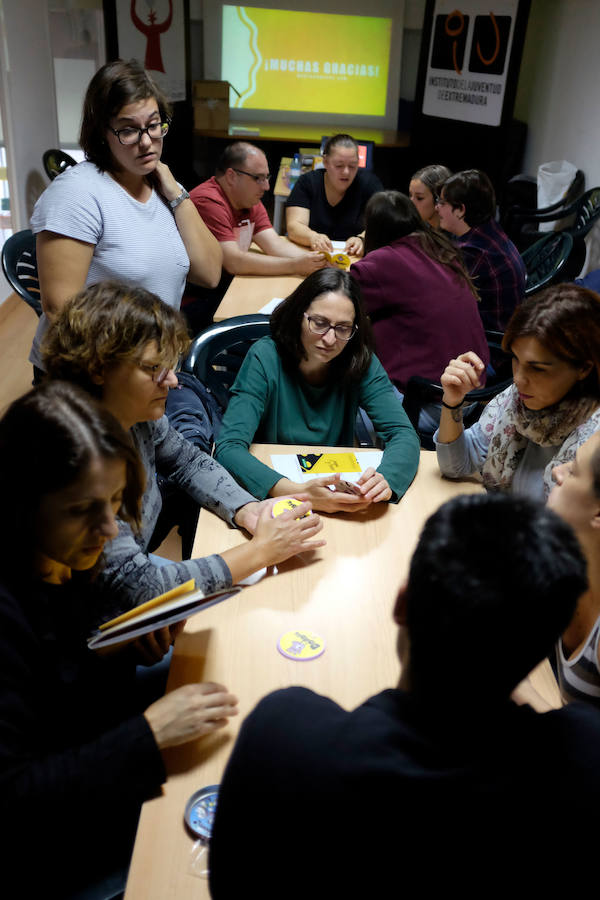 Los adultos aprenden los beneficios de los juegos de mesa en Juega y Crece
