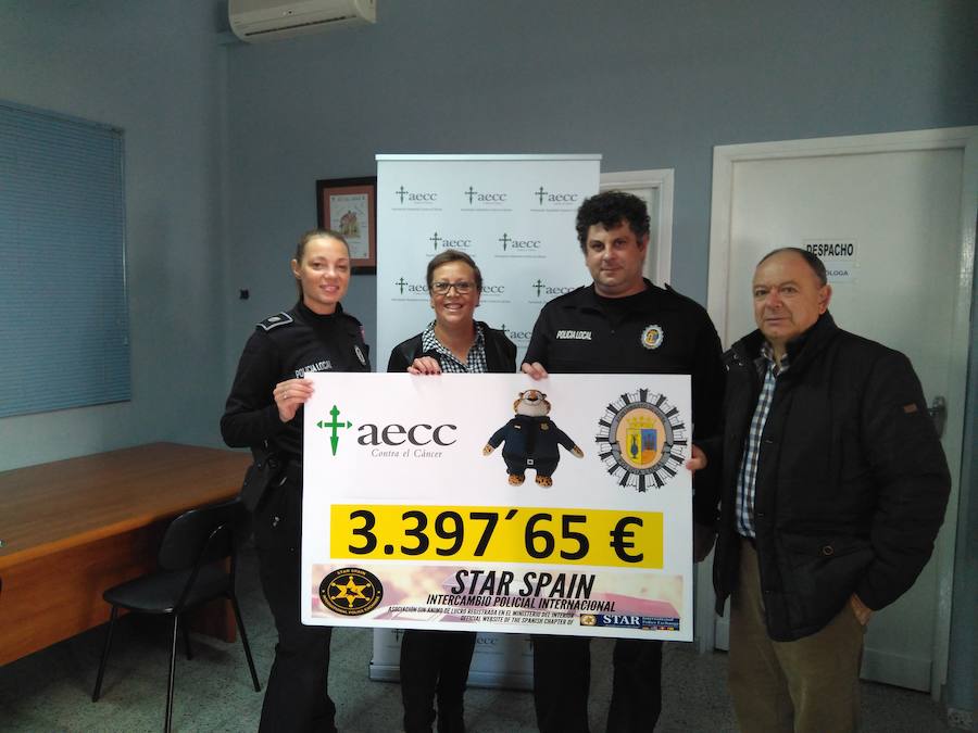 Entrega de la donación a AECC de Zafra 