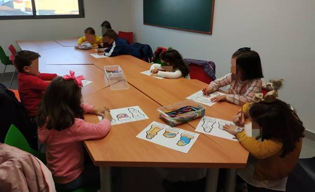 Los niños mientras coloreaban las figuras de los Reyes. 