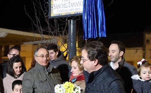 El momento en el que la viuda de Sánchez destapó la placa con el nombre de su marido. :: 