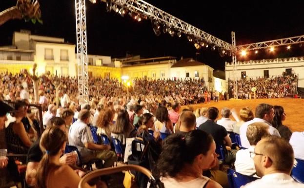 La Plaza de la Constitución se abarrotó de público los cuatro dias de representación 